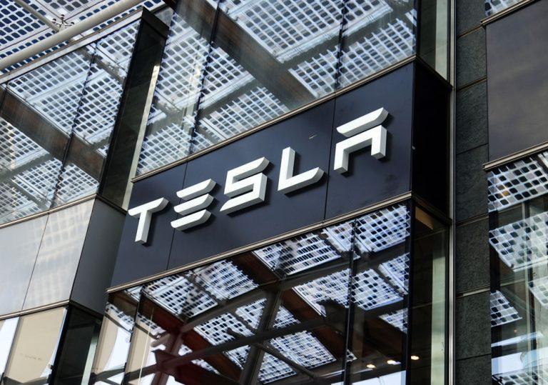 Elon Musk considers taking Tesla private