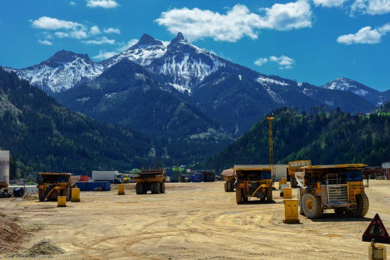 Glencore earnings drop by a third and EPS dive 89%