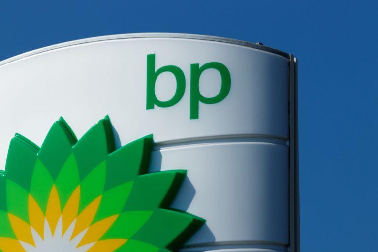 BP report fall in fourth quarter and annual earnings