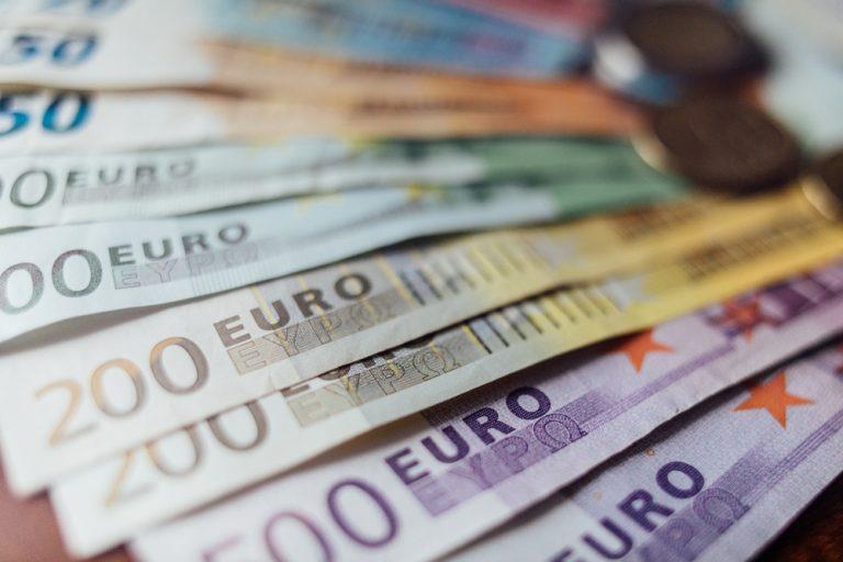 Euro weakens on Tuesday reflecting weaker investor confidence