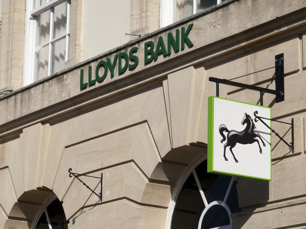 The Lloyds share price offers better value than these FTSE 100 peers ...