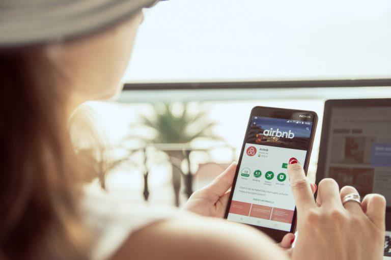 Airbnb posts loss ahead of IPO