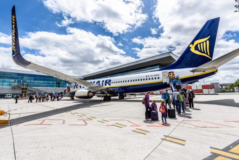 Ryanair swings to €200m loss and expects a worse H2