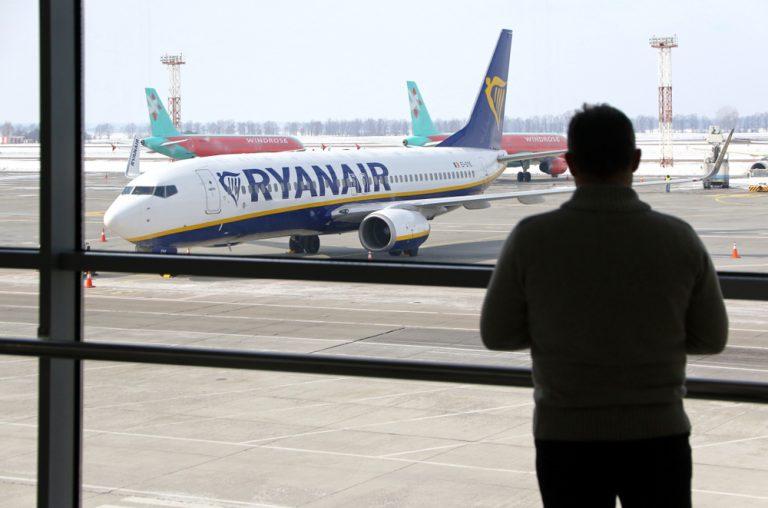 Ryanair to cut flights amid lockdown