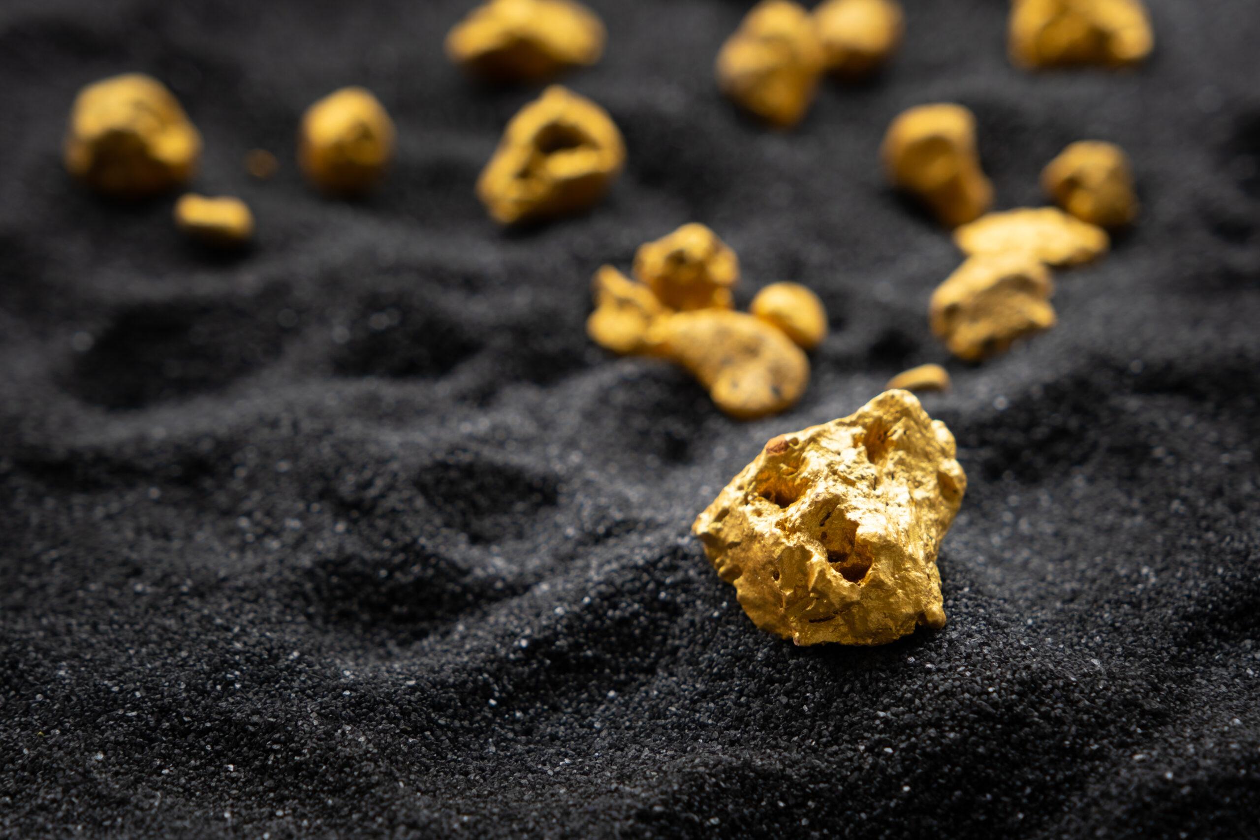 Пыльцо. Золотодобыча. Кочкарское месторождение золота. Золото в промышленности. Золото среди песка.
