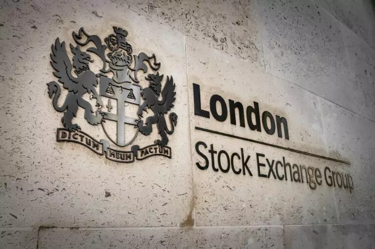 FTSE 100 rises on strong commodity-linked shares
