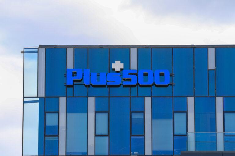 Plus500 to expand acquisitions portfolio, expects growth for 2022