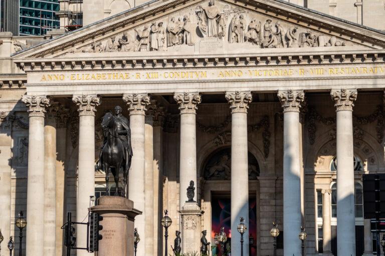 UK retail sales rise as consumers splash out on big ticket items