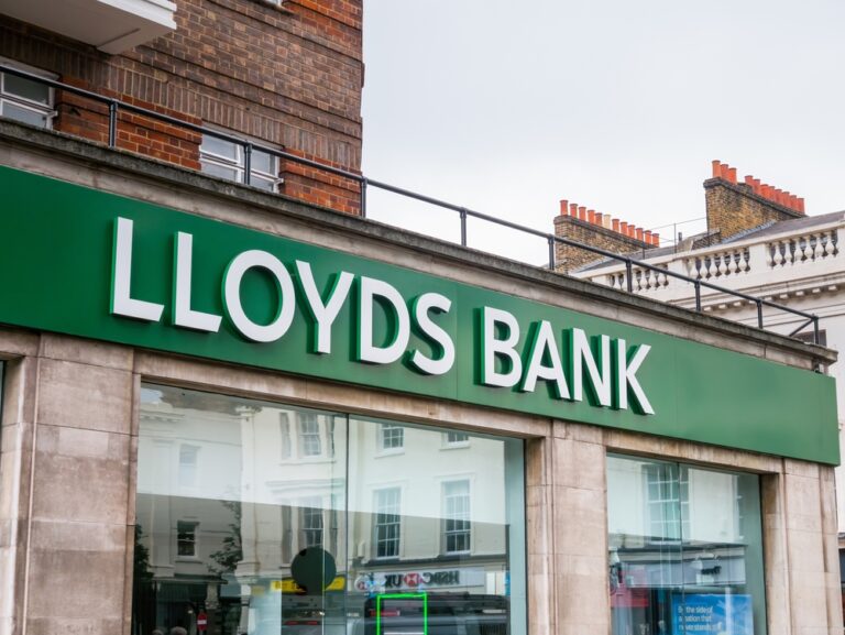Lloyds share price: the best FTSE 100 bank to buy?