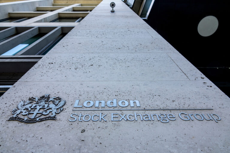 FTSE 100 dips amid heightened geopolitical concerns